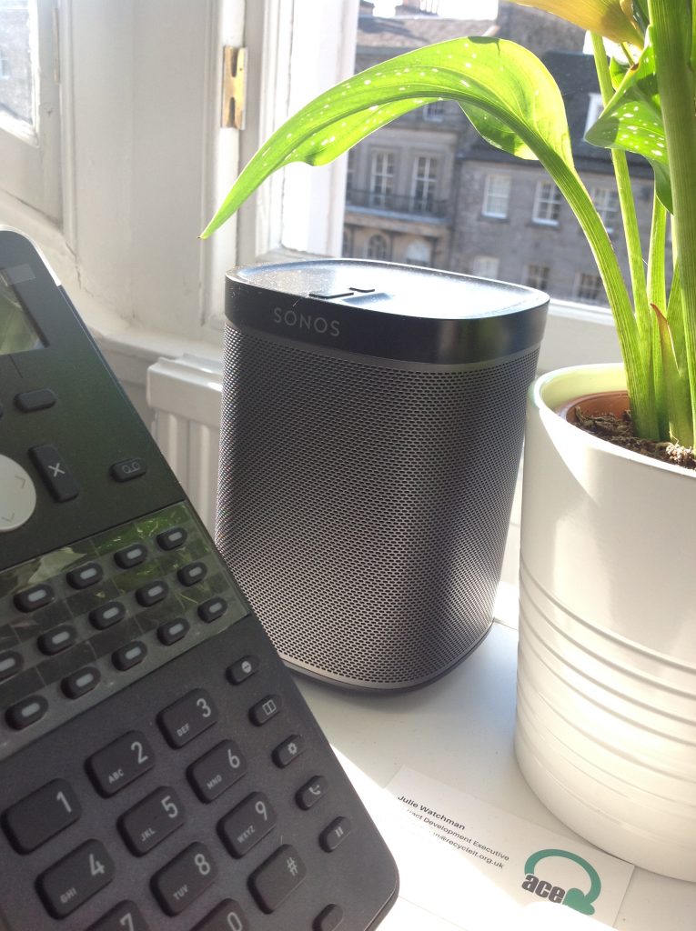 Sonos One funkar bra på kontoret såväl som i det smarta hemmet