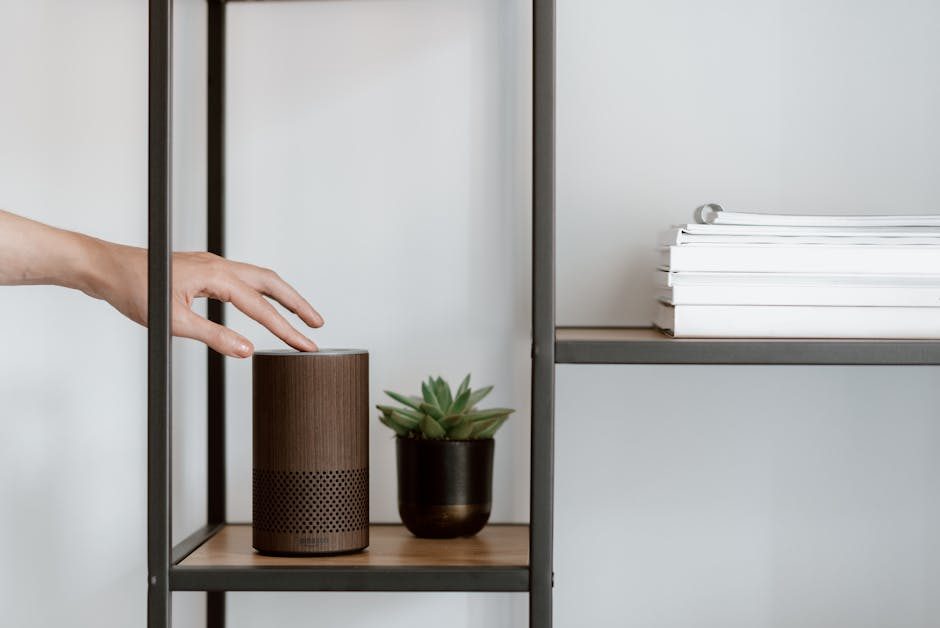 Amazon Echo smart högtalare på hylla i modernt skandinaviskt hem