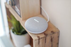 Google Nest Audio smart högtalare på en hylla i modernt skandinaviskt hem