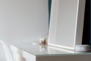 Amazon Echo Dot och Google Nest Mini bredvid varandra — jämförelse 2026