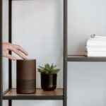 Alexa vs Google Assistant — Amazon Echo Dot och Google Nest Mini jämförs i ett modernt hem 2026