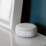 Smart högtalare med display på ett modernt köksbord