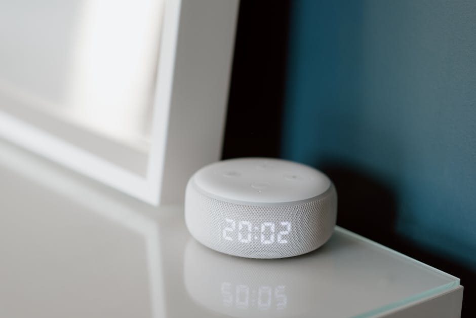 Smart högtalare med display på ett modernt köksbord
