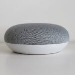 Smart högtalare och Bluetooth-högtalare bredvid varandra — jämförelse av två högtalartyper