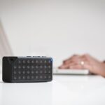 Smart högtalare på modernt kontorsskrivbord i skandinavisk inredningsstil