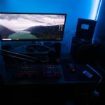 Smart högtalare på ett spelskrivbord med RGB-belysning och handkontroll