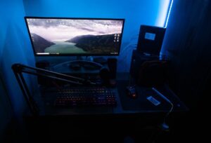 Smart högtalare på ett spelskrivbord med RGB-belysning och handkontroll